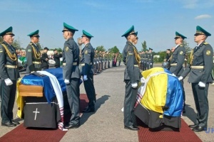 В Україну повернули останки лідера ОУН Андрія Мельника та його дружини