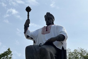У Полтаві пам’ятник гетьману Мазепі вдягли у вишиванку