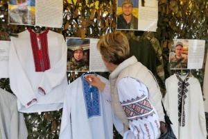 У Вінниці відкрилась виставка вишиванок полеглих захисників «Їх вдягали герої»