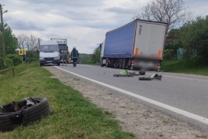 На Прикарпатті в ДТП з вантажівкою загинула жінка та постраждала дитина