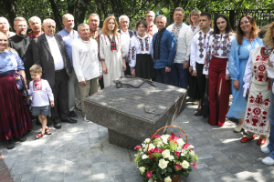 У Києві відкрили пам’ятний знак дипломатам і журналістам, які повідомили світу про Голодомор в Україні
