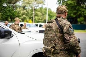 Дніпропетровщина передала партію пікапів антидроновому загону поліції