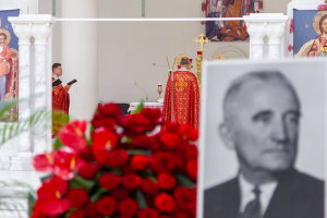 Домовини лідера ОУН Мельника та його дружини виставили для вшанування у соборі Києва