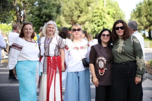 Співи, кролевецький рушник і збір на турнікети: українці в Ніцці відзначили День вишиванки