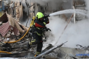 На 30 локаціях у Києві досі працюють рятувальники