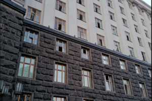 Під час атаки РФ на Київ пошкоджена будівля Кабміну