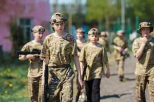 Загарбники на ТОТ Луганщини інтенсивно готують до війни дітей і молодь