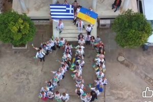 «Вишита стрічка пам’яті» та флешмоб: Українська громада в Афінах відзначила День вишиванки