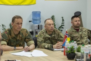Syrsky y su homólogo noruego visitan las unidades de combate en el sur de Ucrania