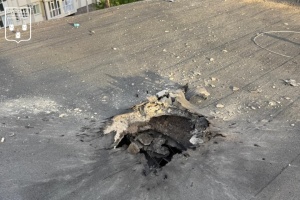 У Сумах російський дрон влучив у багатоповерхівку, є пошкодження