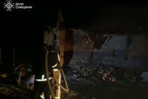 Росіяни вночі атакували житловий сектор та об’єкт інфраструктури у Ромнах на Сумщині, троє постраждалих