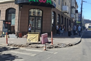 На центральній вулиці Вінниці розпочали облаштування безбар'єрних пішохідних переходів