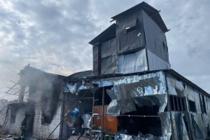 На Чернігівщині росіяни вдарили по фермі, є загибла і поранений