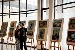 У Києві на станції метро «Золоті Ворота» відкрили виставку до Дня міста