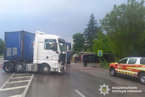 На Вінниччині зіткнулися вантажівка та мікроавтобус - восьмеро постраждалих