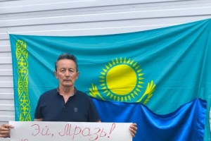 У Казахстані під час візиту Путіна затримали активіста через плакат «Слава Україні»