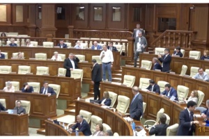 Мера Кишинева з сесійної зали парламенту вивели силою