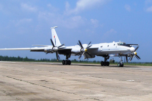 Ukrainische Drohen zerstören zwei Bomber Tu-142 und Iskander-Komplex auf Flugplatz in Taganrog