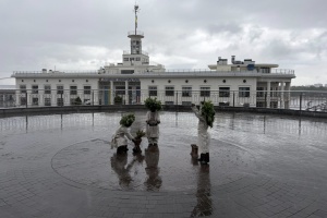 Скульптури малюків-засновників Києва переодягли у трипільське вбрання