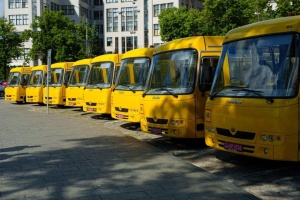 Громади Харківщини отримали вісім інклюзивних шкільних автобусів
