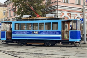 У Києві для дітей та родин захисників і ветеранів провели екскурсію на ретро-трамваї