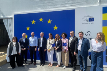 Le maire de Paris s'initie à la peinture de Petrykivka sur le stand ukrainien lors de la Journée de l'Europe