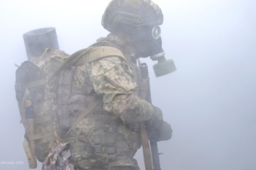 Les forces russes larguent une grenade à gaz sur un abri de tranchée des militaires ukrainiens 