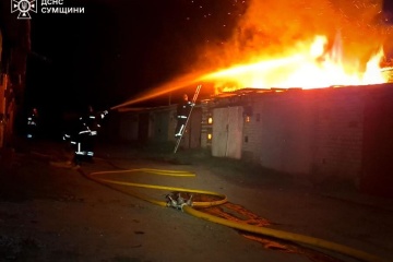 Une attaque de drone russe provoque un incendie de grande ampleur dans la région de Soumy