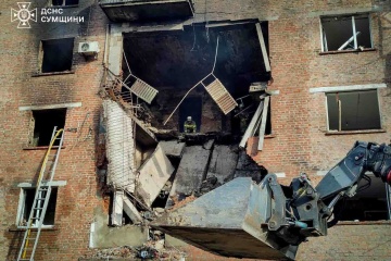 Russians attack Konotop overnight, leaving residential building, museum damaged, eight injured 