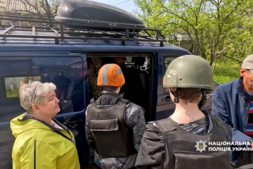 Police show evacuation of Druzhkivka residents under FPV drone attack