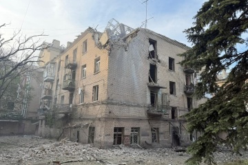 Woman killed, five wounded after Russian bomb strikes high-rise in Druzhkivka