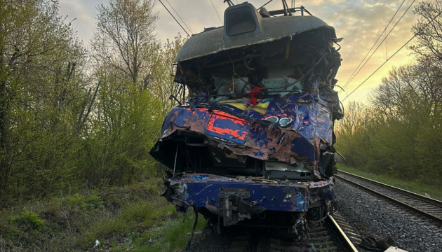 Поїзд Київ-Ужгород зійшов з рейок на Львівщині через зіткнення з автокраном, є загиблий і поранені