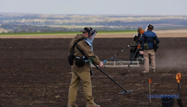 Благодійний фонд «Demining of Ukraine» розміновує сільгоспугіддя на Харківщині / Фото: В'ячеслав Мадієвський, Укрінформ