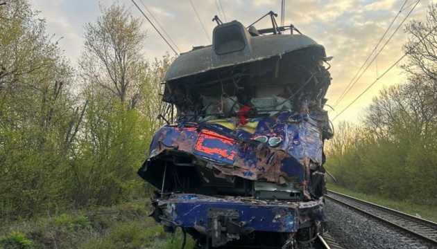 Аварія поїзда Київ-Ужгород: водій автокрана помер дорогою до лікарні