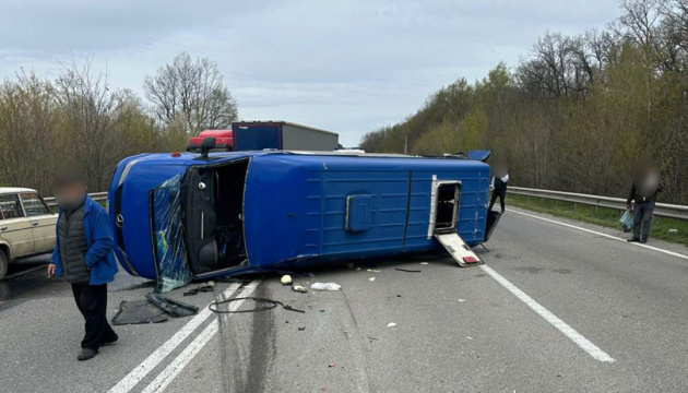 На Вінниччині позашляховик зіштовхнувся із рейсовим автобусом, шестеро постраждалих