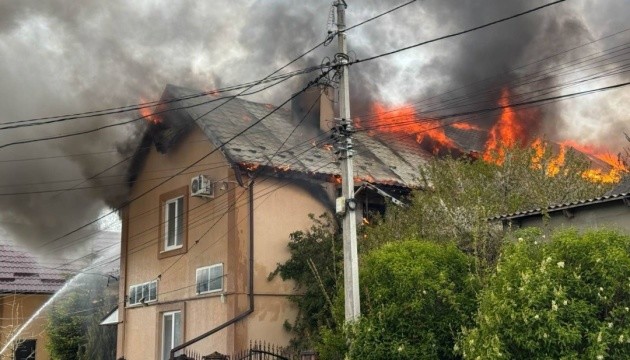У Рівному ліквідували пожежу в будинку, який постраждав через атаку РФ