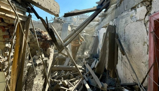 Russians strike residential area in Dnipro, damaging dormitory 