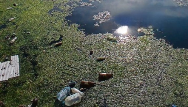 Російські окупанти у Маріуполі забруднюють відходами з бетонного заводу річку Кальчик