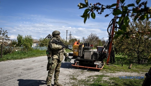 Антидронові групи поліцейських прикривають небо у Біленькому на Запоріжжі  / Фото: Дмитро Смольєнко, Укрінформ