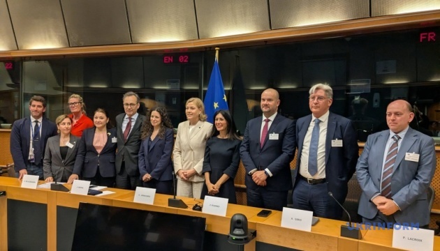 ШІ, фейки і демократія: Європа шукає спосіб зупинити інформаційний хаос