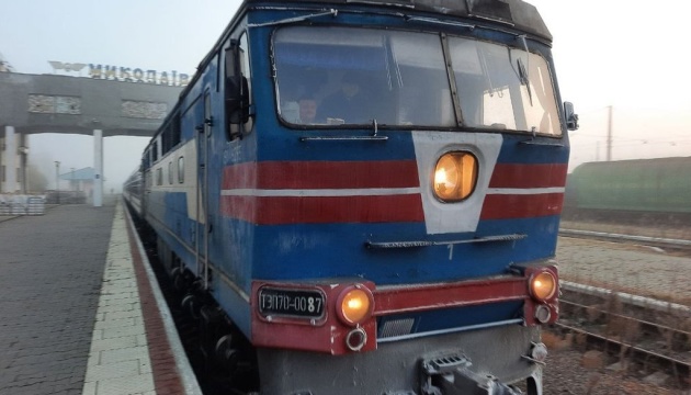 На Миколаївщині росіяни атакували пасажирський потяг