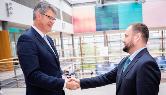 Кулеба обговорив із німецьким міністром подальшу підтримку транспортної галузі України