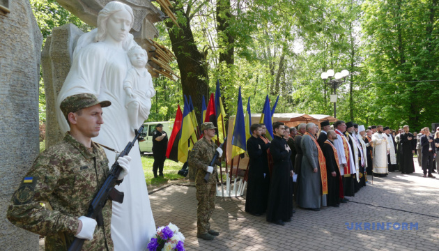 В Івано-Франківську у Меморіальному сквері відбулися спільна молитва за Україну та панахида за полеглими Героями / Фото: Юрій Рильчук, Укрінформ