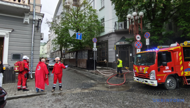 У центрі Тернополя сталася пожежа у закладі громадського харчування