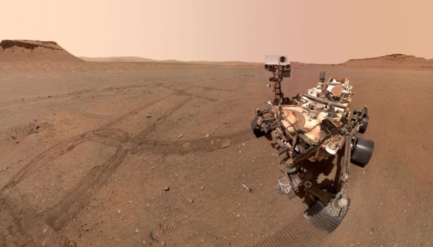 До бурильної руки марсохода Curiosity причепився 13-кілограмовий камінь