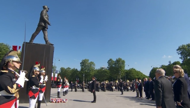 У Франції відзначили 81-у річницю Перемоги - Макрон запалив вогонь на могилі Невідомого солдата