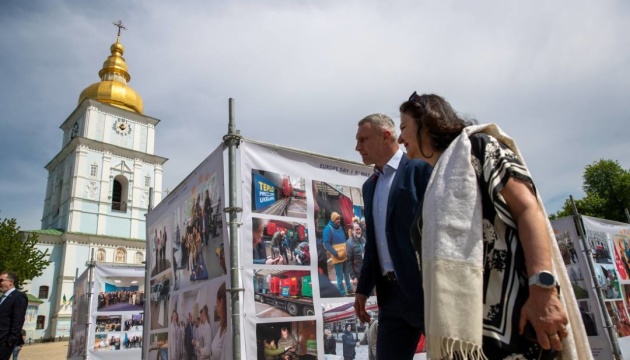 У Києві на Михайлівській площі відкрили виставку світлин до Дня Європи