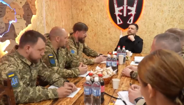 Зеленський відвідав пункт управління 67-ї бригади - поспілкувався з військовими і вручив нагороди
