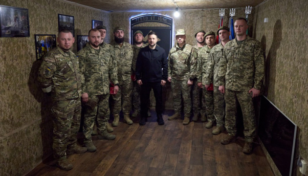 Zelensky visita a las tropas de la 31ª Brigada de Ucrania en el sector de Oleksándrivka