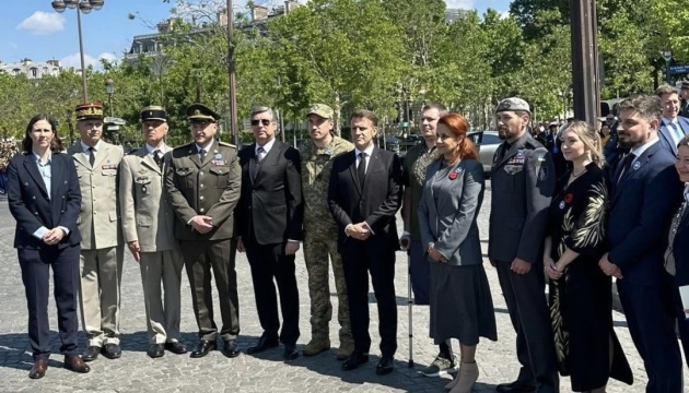 Урочистості у Парижі: українські ветерани подарували Макрону шеврони